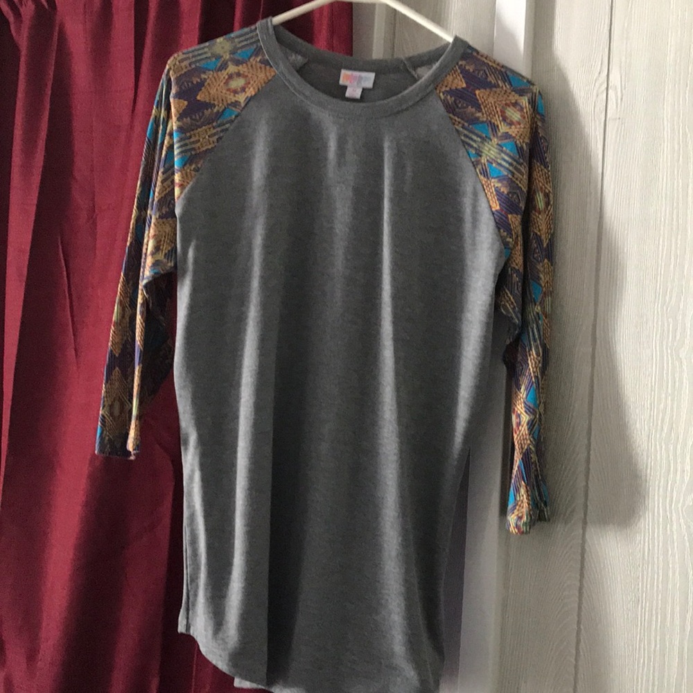 Quarter length sleeved jersey style too